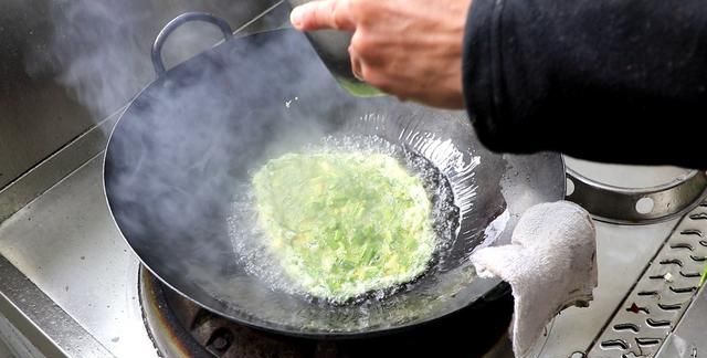 正宗的韭菜炒鸡蛋做法，鸡蛋滑嫩，韭菜翠绿不出水，越吃越香