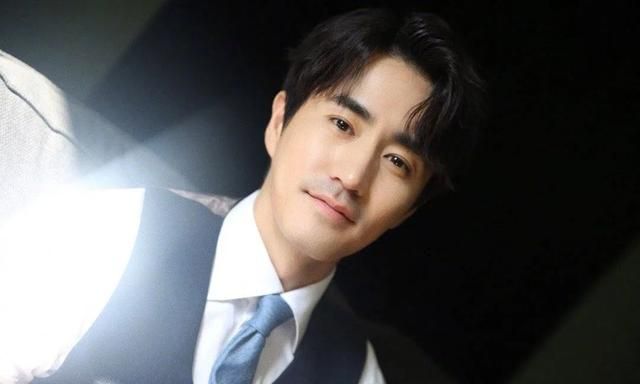 杨玏：父亲是杨立新，他出道11年被父亲强捧，靠演“渣男”走红