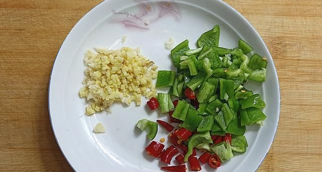 教你土豆鸡丁好吃的做法，成菜酱香浓郁入味，我家孩子特别爱吃