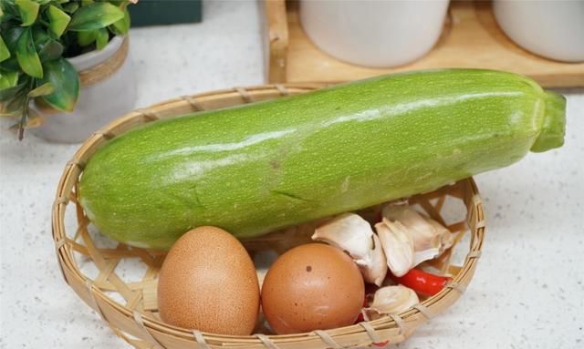 年夜饭的“拿手”素菜，西葫芦和鸡蛋一起炒，想不到的好吃，简单