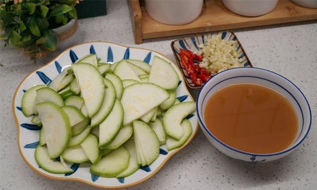 年夜饭的“拿手”素菜，西葫芦和鸡蛋一起炒，想不到的好吃，简单