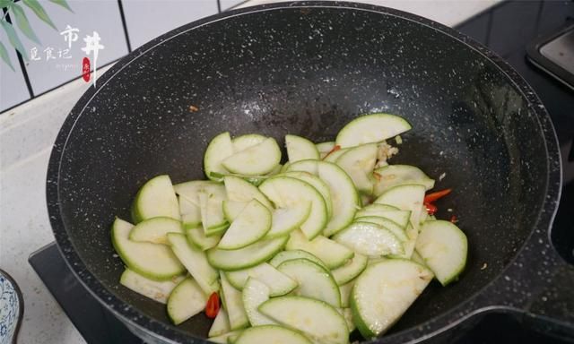 年夜饭的“拿手”素菜，西葫芦和鸡蛋一起炒，想不到的好吃，简单