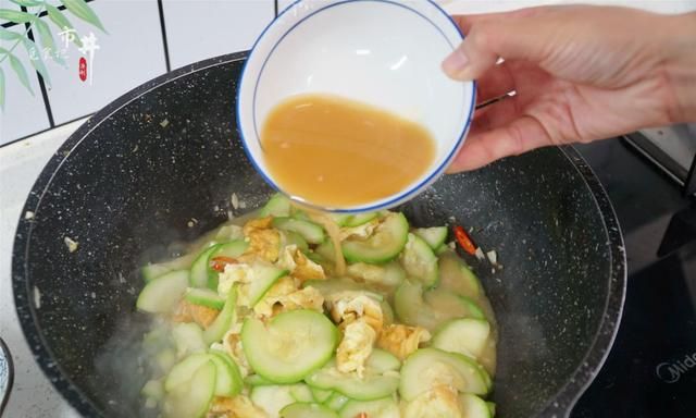 年夜饭的“拿手”素菜，西葫芦和鸡蛋一起炒，想不到的好吃，简单