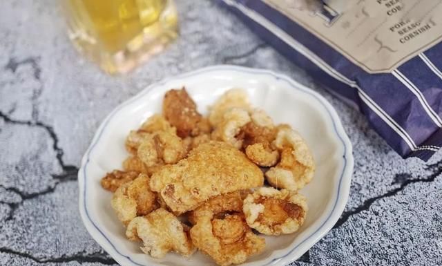 炸猪皮怎么做又酥脆又好吃(泰国炸猪皮零食品牌)