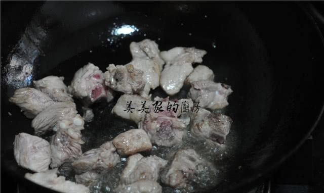 妈妈这样炒排骨，10分钟就上桌，骨肉分离、肉质焦香，特别好吃