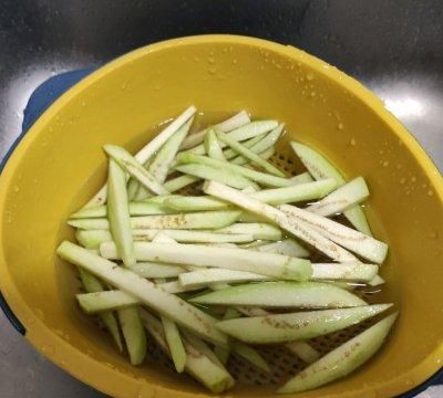 豆瓣酱炒茄条#一勺葱伴侣，成就招牌美味#