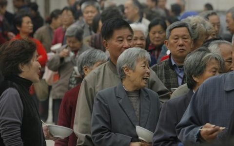 “人口警报”拉响！专家建议：全面放开四胎，富人多生，穷人少生