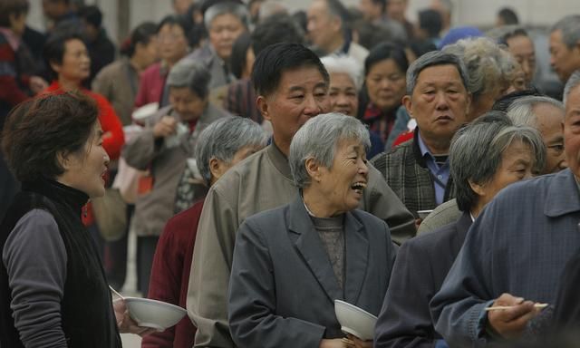 “人口警报”拉响！专家建议：全面放开四胎，富人多生，穷人少生