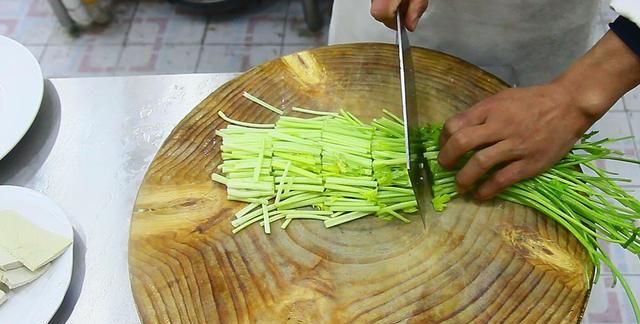 芹菜炒豆腐干，地道的农家菜，厨师长教你简单做法，经常吃不会腻