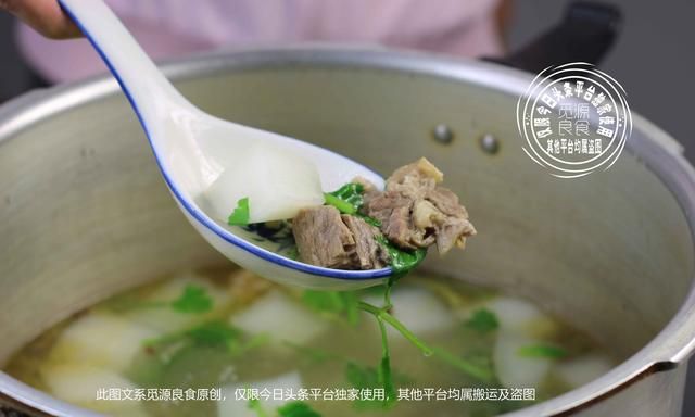 如何炖牛腩萝卜汤肉不老(特别鲜的牛腩萝卜汤)