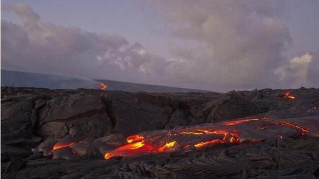 最新消息，美国火山喷9144米高！附近有雨，科学家：火山裂缝已达20个