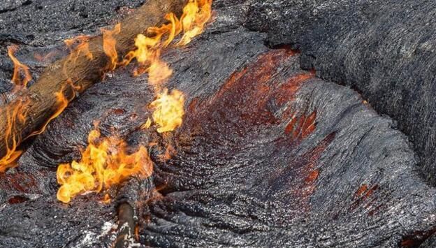 最新消息，美国火山喷9144米高！附近有雨，科学家：火山裂缝已达20个