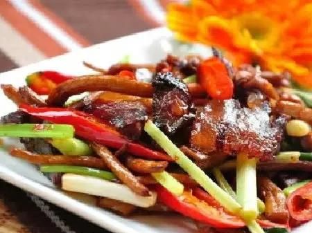 腊肉火腿肠搭配什么炒好吃,腊肉芹菜能和火腿肠一起炒吗图3