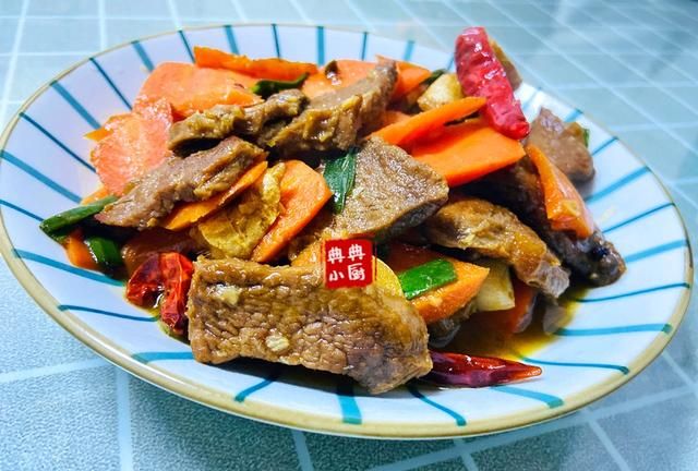 牛肉跟胡萝卜也很配，简单一炒，成就鲜香美味